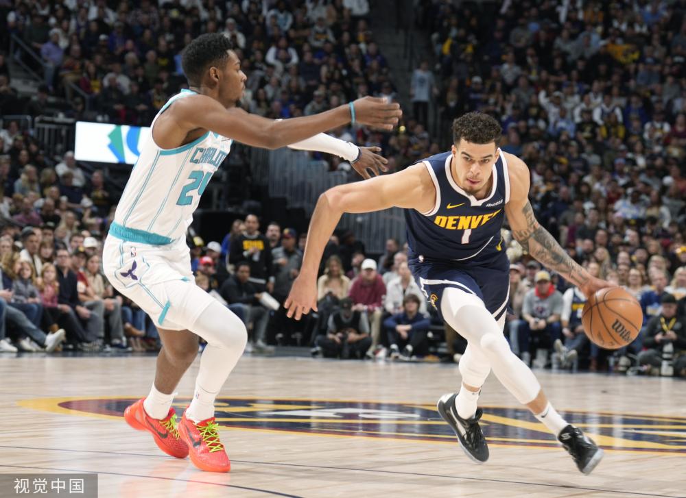 她敢于在比 她敢于在比